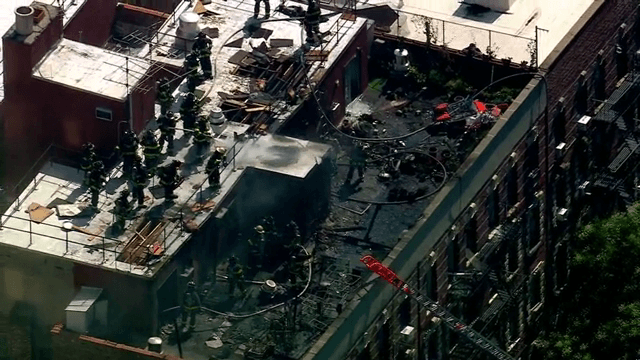 El superintendente del inmueble, quien se encontraba en el sótano al momento del incidente, fue atendido por heridas leves.