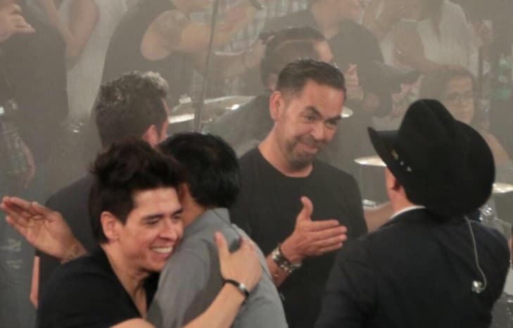 “Venimos a apoyar a Julión”, le gritó el hijo de Lupita D’Alessio en su reaparición