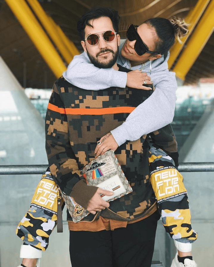 ¿Qué nos dicen de esta parejita? Ni más ni menos que
<b><a href="https://www.univision.com/temas/karol-g">Karol G</a></b> y su novio
<b>René</b>, mejor conocido como
<b> Bullnene</b>.