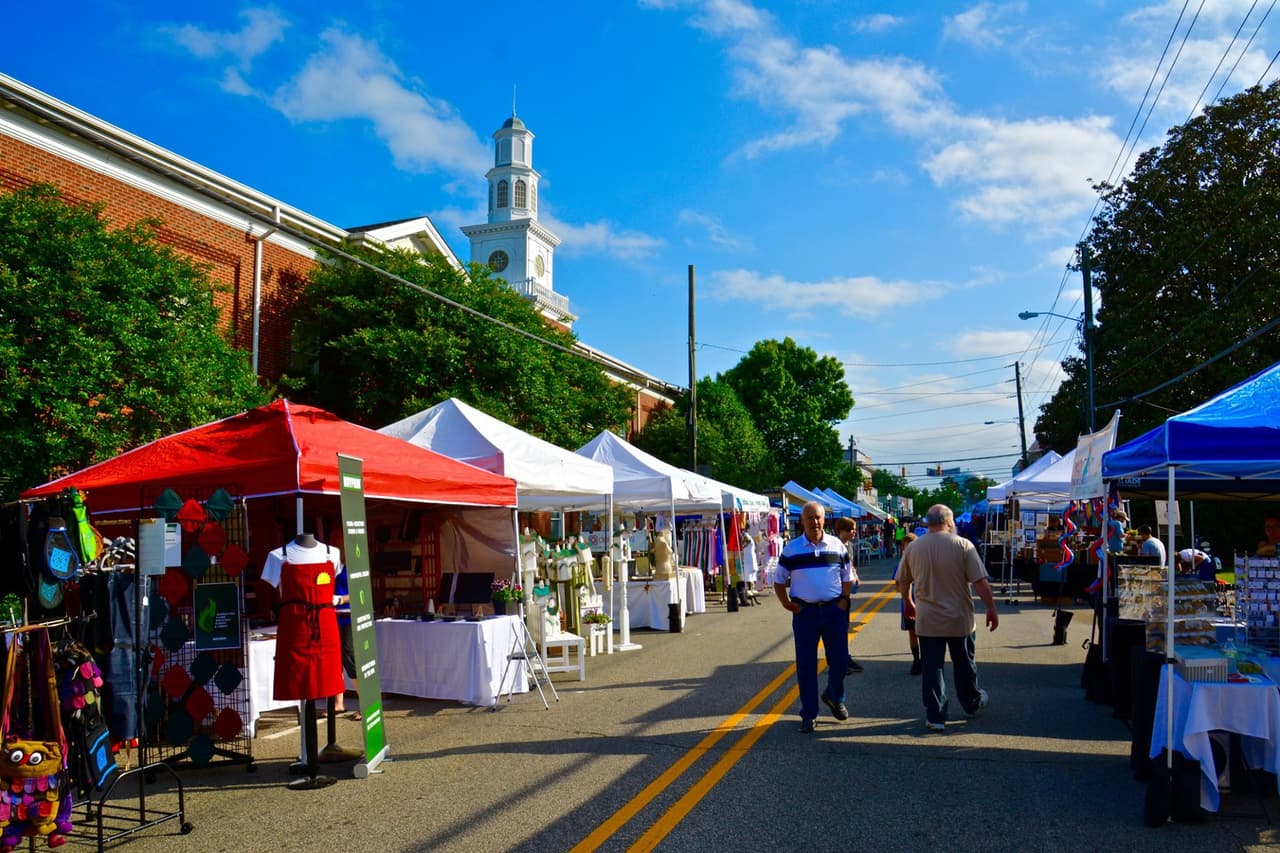 <b>Evento</b>: 43rd Annual Apex PeakFest
<br>
<b>Fecha</b>: 4 de mayo
<br>
<b>Lugar</b>: Downtown Apex
<br>
<b>Sitio web</b>: 
<a href="https://apexpeakfest.com/">https://apexpeakfest.com/</a> 
<br>
<br>Salem St. en el centro histórico de Apex cobra vida con más de 20,000 visitantes durante PeakFest, el evento anual más grande de la ciudad, que presenta música en vivo durante todo el día, artes y artesanías, entretenimiento para niños y vendedores de comida que brindan delicias de feria.