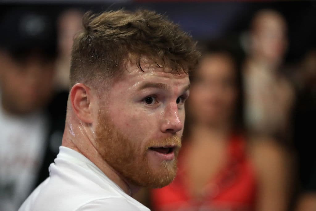 Aunque el mundo entero le llama únicamente Saúl ‘Canelo’ Álvarez, su nombre completo en realidad es Santos Saúl Álvarez Barragán. Es más, al interior de su numerosa familia no le llamaban ni Saúl ni ‘Canelo’, le decían cariñosamente ‘Santitos’ . Santos es el nombre de su padre.