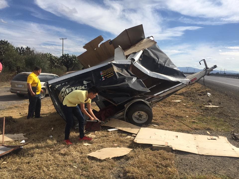 El accidente sucedió en la autopista Guanajuato-San Luis Potosí, a donde minutos más tarde llegó la ayuda médica para auxiliar a los lesionados.