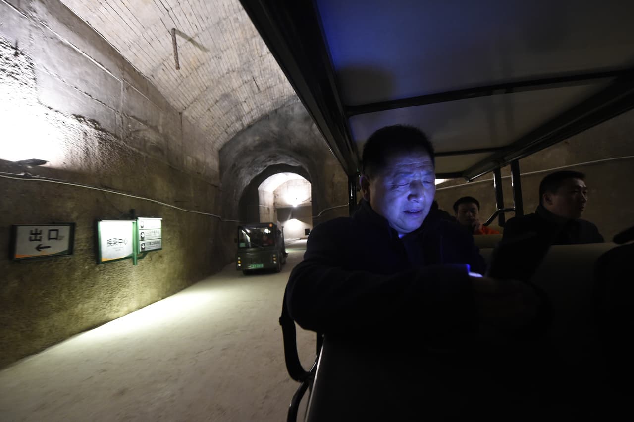 Mientras los soldados trabajaban intensamente para culminar la construcción de la base secreta, la política exterior de China comienza a cambiar. En 1979 establece relaciones diplomáticas con Estados Unidos y rebaja las tensiones con la Unión Soviética. En el año 1984 ya se ha construido un 85% de la central, pero esta ya se considera inútil y es abandonada. La fotografía muestra a los visitantes recorriendo las instalaciones.