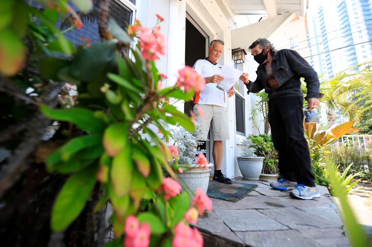 En esta foto habla con uno de sus amigos, para dirigirse a hacerle unas compras, durante la pandemia del 
<a href="https://www.univision.com/temas/coronavirus">covid-19</a>. 
<br>
