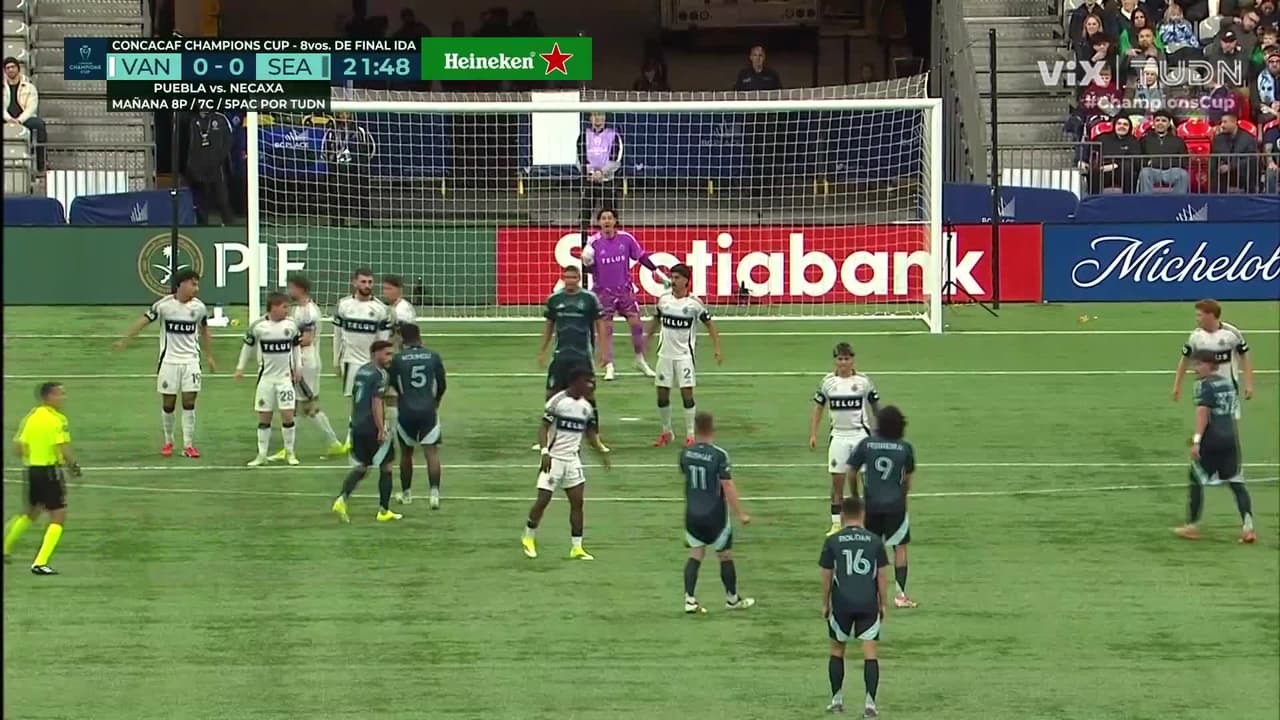 ¡Tremendo disparo de Albert Rusnák! Se va por un costado