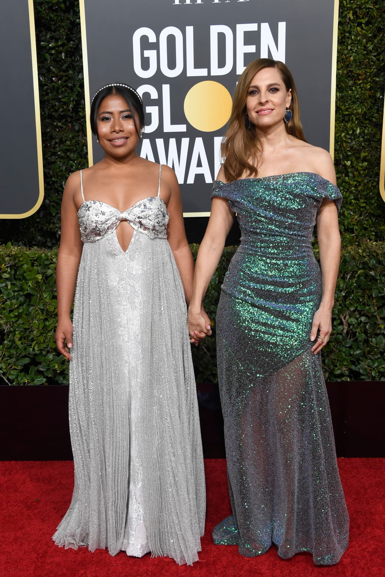 La joven de 26 años acudió a su primera entrega de premios del año con su compañera, la también actriz mexicana Mariana Tavira, luciendo un vestido plateado de Miu Miu.