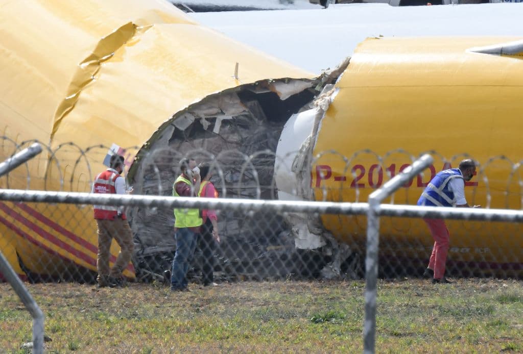 El accidente dejó la carga del avión a la vista. (Photo by Ezequiel BECERRA / AFP) (Photo by EZEQUIEL BECERRA/AFP via Getty Images)