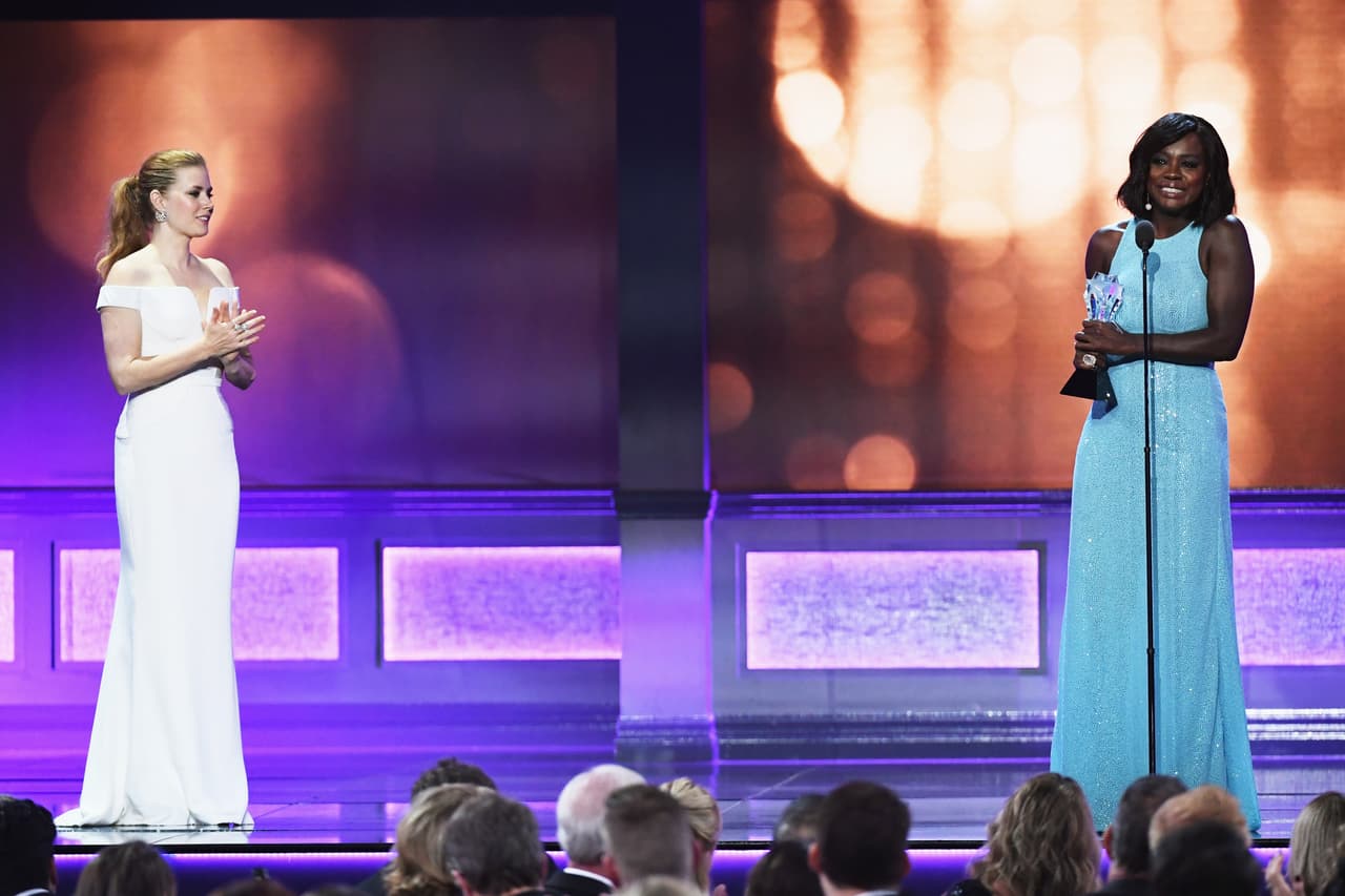 Por sus más de 20 años de carrera dando vida a la historia de mujeres empoderadas la actriz Viola Davis, protagonista de la película 'Fences', recibió un premio esta noche. En el escenario la acompaña Amy Adams quien presentó este premio y considera a Davis un "modelo a seguir".