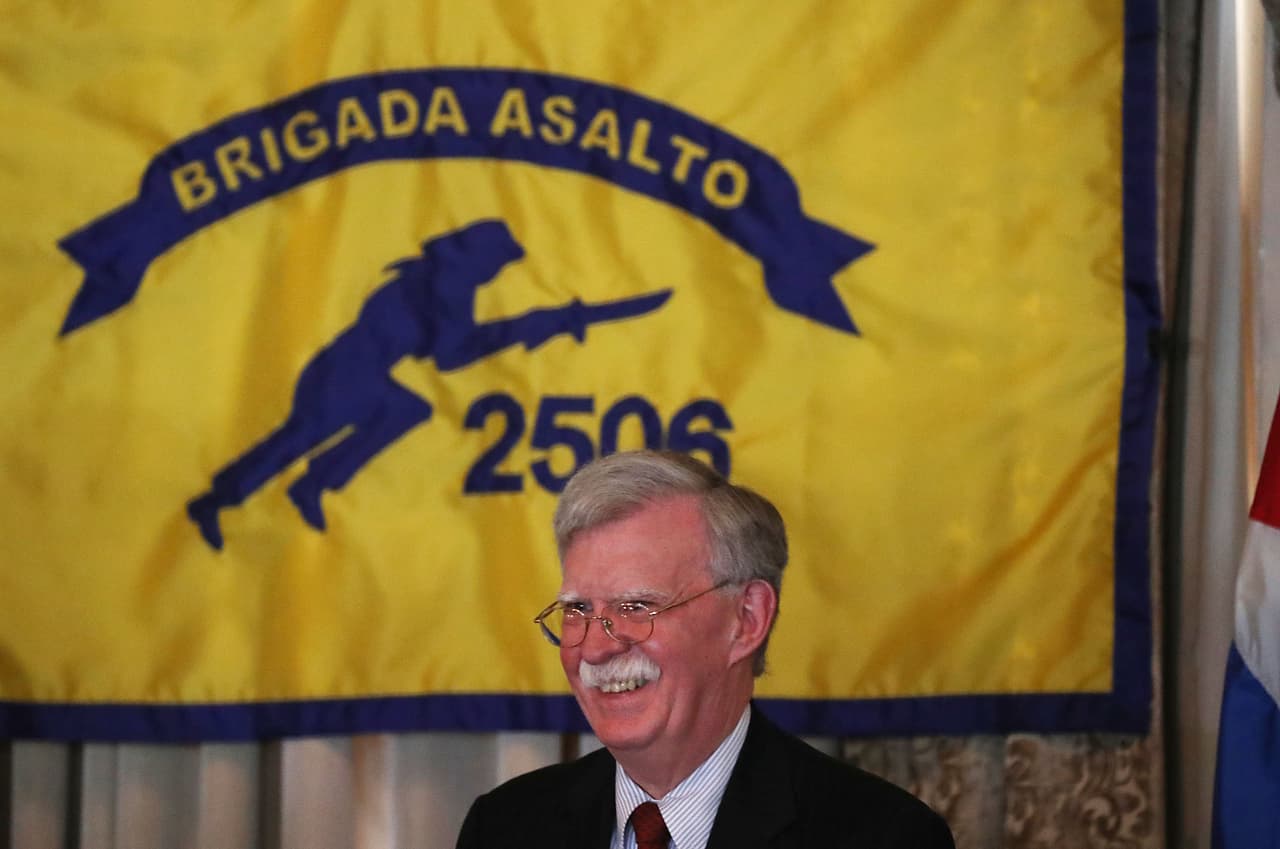El Asesor de Seguridad Nacional John Bolton habla durante el almuerzo de la Asociación de Veteranos de Bahía de Cochinos en el Hotel Biltmore el 17 de abril de 2019 en Coral Gables, Florida.