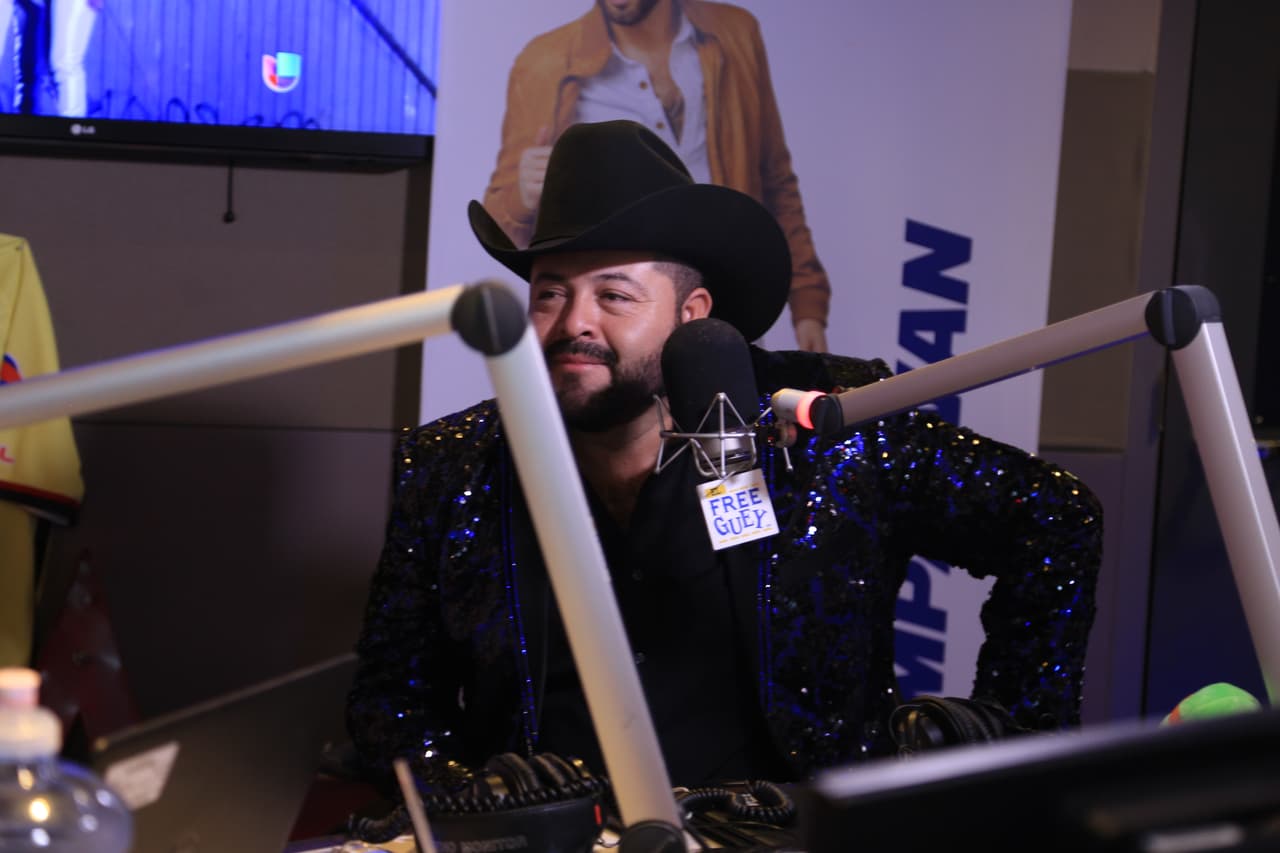 Cornelio Vega papá, fundador de la agrupación, nos presentó a su dinastia y su nuevo sencillo, la cuál cuenta con 2 de sus propios hijos.