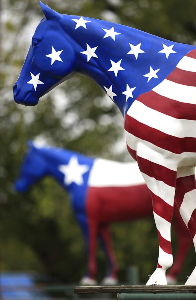 Esculturas de caballos decorados con los colores y diseños de las banderas de EEUU y Texas, exhibidas en Weatherford, el 8 de noviembre de 2016, el día que los estadounidenses votan para elegir al próximo presidente del país. Foto: Ron Jenkins.