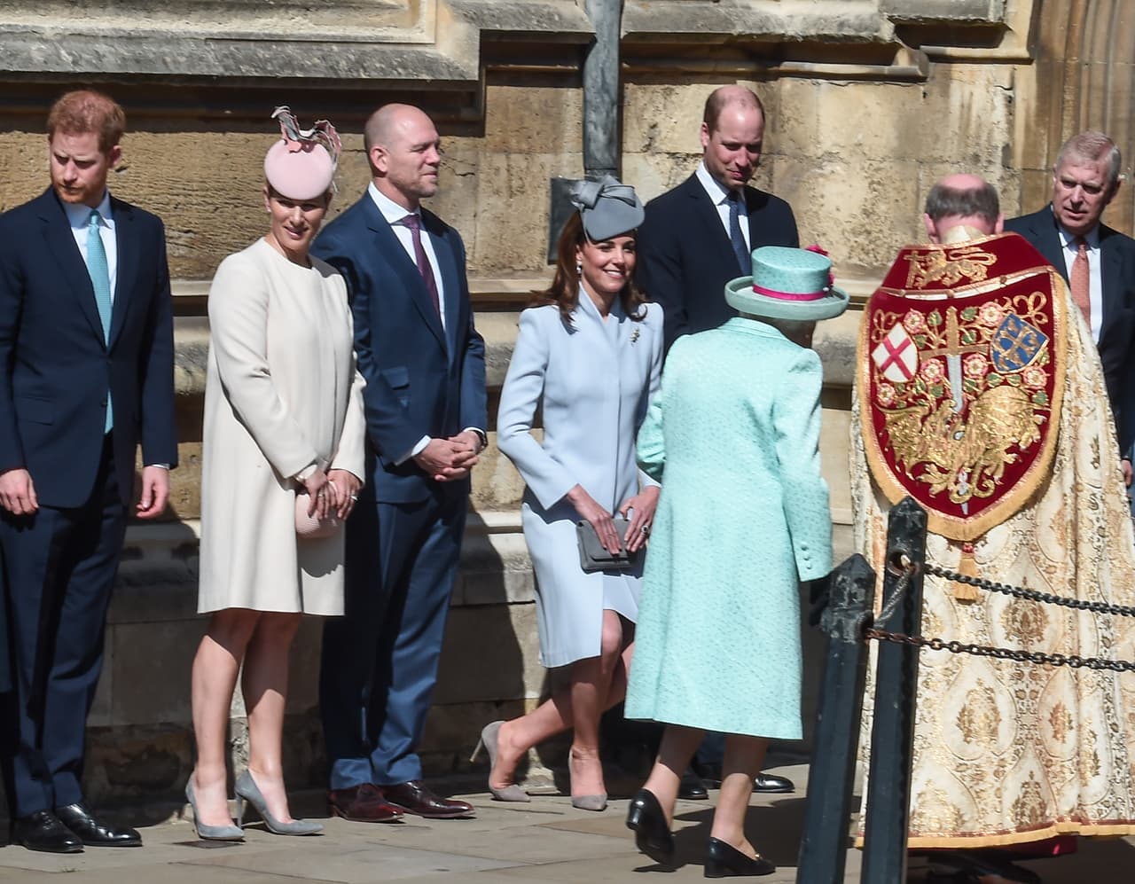 A la reunión llegaron personalidades como Zara Tindall y Mike Tindall, así como el príncipe William y su esposa Kate Middleton, además del príncipe Harry.