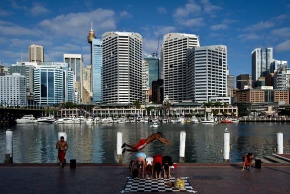 Por otra parte el reporte de la OCDE afirmó que aunque el dinero no pueda comprar la felicidad, es importante para lograr estándares de vida elevados.