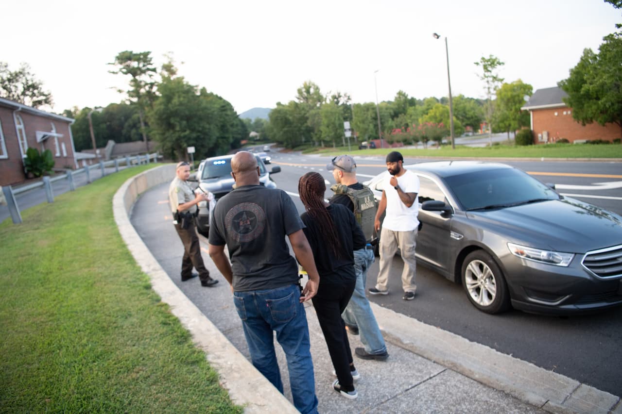 "Estos niños desaparecidos fueron considerados algunos de los casos de recuperación más desafiantes y de mayor riesgo en el área, en base a indicios de factores de alto riesgo como la victimización por tráfico sexual infantil, explotación infantil, abuso sexual, abuso físico y servicios médicos. o condiciones de salud mental ", explicó un comunicado de prensa.