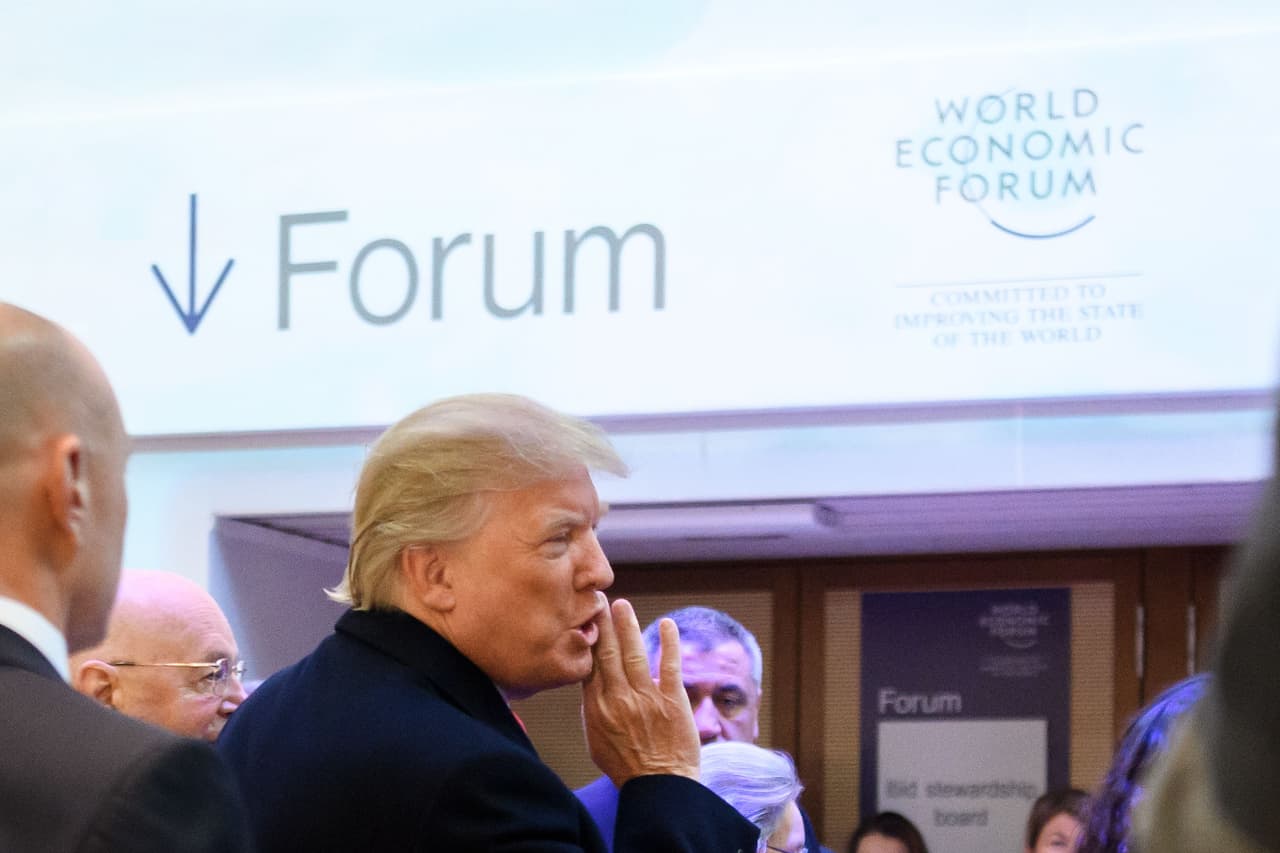 A su llegada al evento Donald Trump grito algunas frases a los periodistas que lo esperaban en la entrada. El último presidente estadounidense en asistir al Foro Económico Mundial había sido Bill Clinton en 2000. George W. Bush y Barack Obama nunca fueron y Ronald Reagan solo intervino vía videoconferencia.