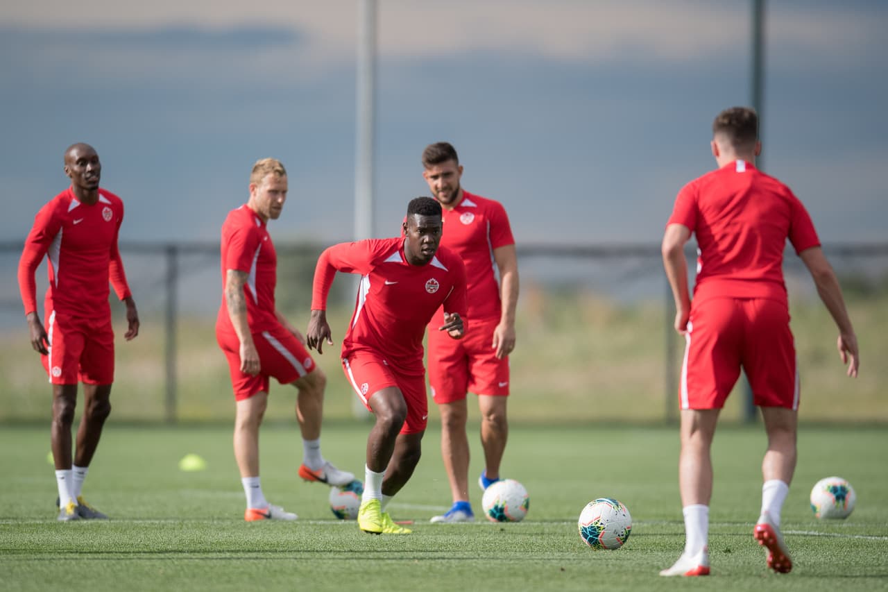 Bajo las órdenes de John Herdman, entrenador de la selección de Canadá, el equipo de la hoja de maple se entrenó para cerrar su preparación de cara a su importante partido ante México por la Copa Oro que se efectuará este miércoles en Denver. Jugadores jóvenes muy interesantes y con enorme potencial que militan en las mejores ligas europeas, son la parte medular de un equipo canadiense que, por lo visto, busca hacerle partido al Tri en el renglón de lo físico y el desgaste por correr en todo el campo.