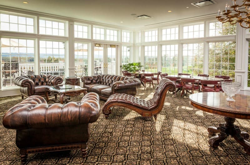 En la tarde del viernes 5 de mayo el presidente 
<b><a href="http://www.univision.com/temas/donald-trump" target="_blank">Donald Trump</a></b> estuvo jugando golf. Pero esta vez, no en su club 
<b><a href="http://www.univision.com/noticias/politica/en-fotos-mar-a-lago-la-casa-blanca-de-fin-de-semana-de-trump-fotos" target="_blank">Mar-a-Lago, en Palm Beach, Florida</a></b>, sino en Bedminster, Nueva Jersey, otro de sus exclusivos clubes que será su nuevo refugio de fin de semana por el verano. En la imagen, uno de los salones del country club.