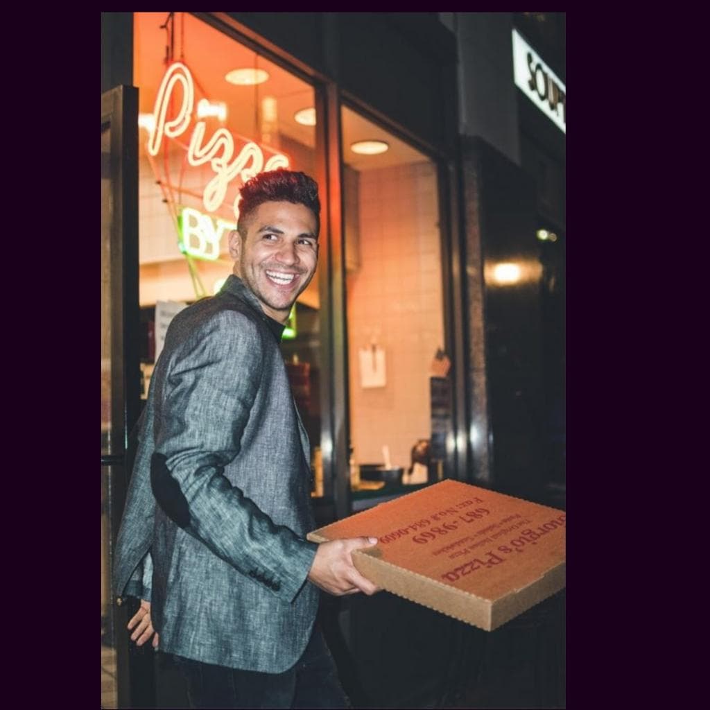 Jason, 31 años, Honduras. Es emprendedor y le gusta andar en bicicleta.