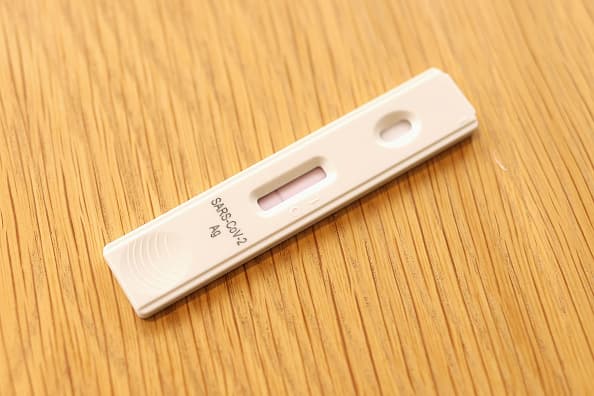 Prácticas, pero no infalibles: lo que debes saber de las pruebas caseras para detectar covid-19