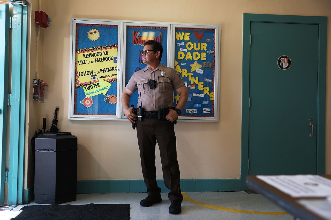 Las escuelas contarán con vigilancia policíaca.