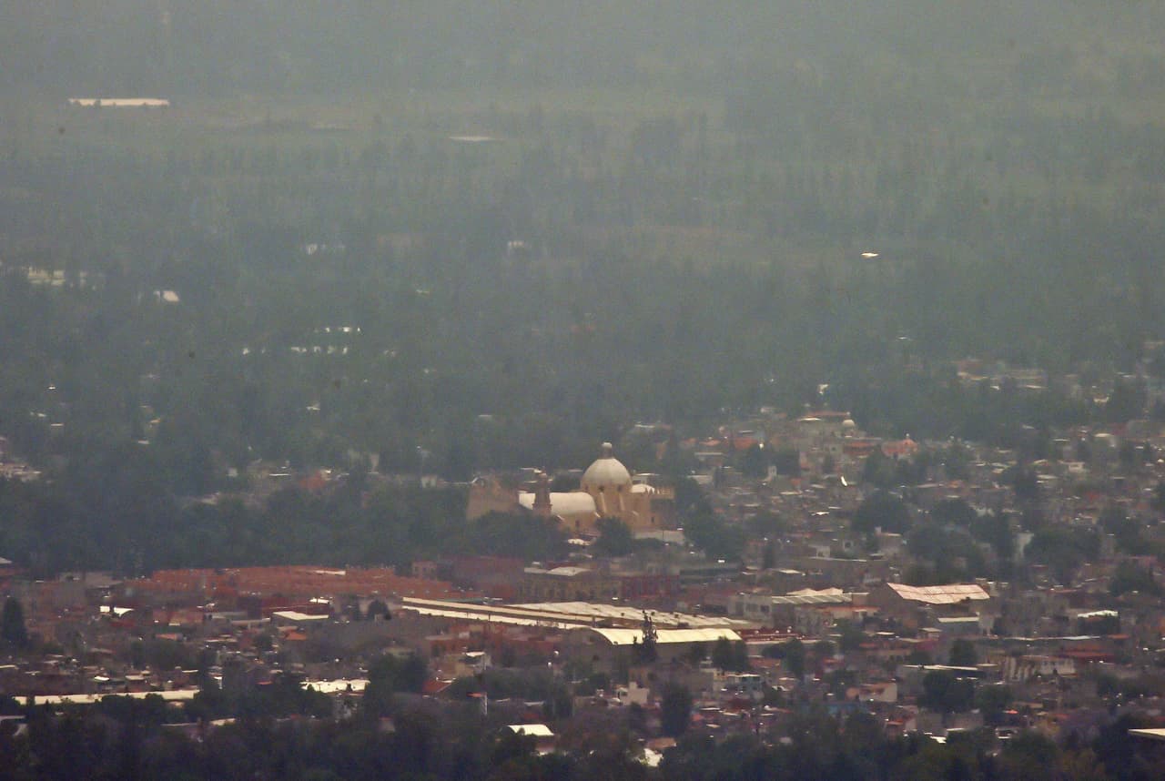 Vista parcial de Ciudad de México cubierta de smog el 4 de mayo.