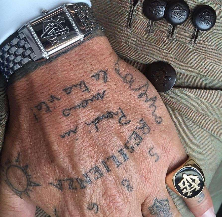 No solo su almohada lleva su nombre, Vacchi cuida hasta los detalles más mínimos en su aspecto: reloj, anillo y hasta los botones de la chaqueta.