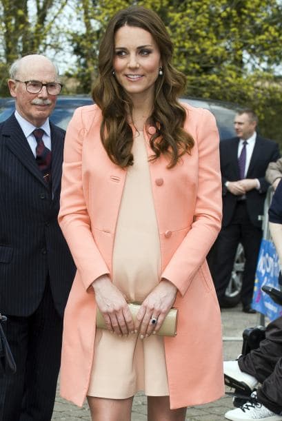29 de abril de 2013 Kate, la duquesa de Cambridge, se encuentra con los niños y los empleados durante una visita al hospicio de niños Naomi House, cerca de Winchester, Hampshire, England.