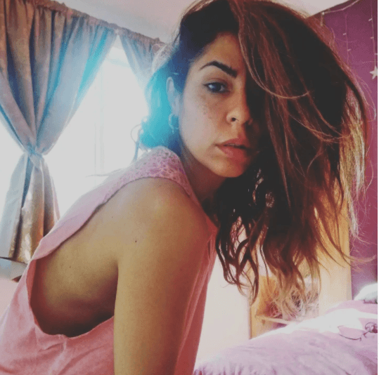 Adicionalmente, dirige un bazar de ropa de segunda mano, en el que también funge como modelo de las prendas.