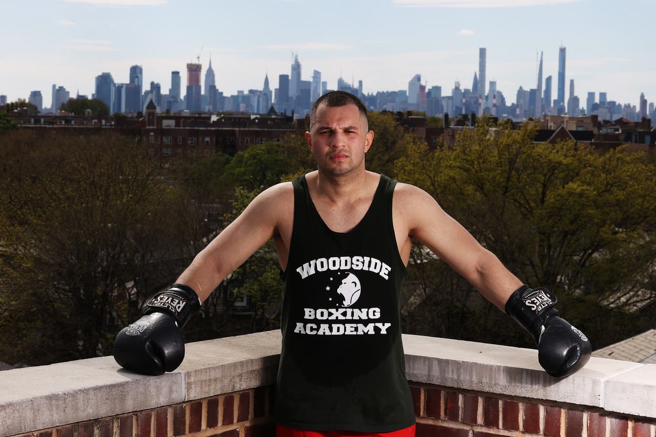 El boxeador aficionado Jonathan Velásquez, un boxeador aficionado y bombero de la ciudad de Nueva York, utiliza la azotea de un edificio en Jackson Heights, en Queens, para entrenar durante la pandemia de coronavirus.