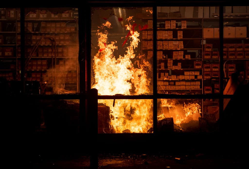 <b>Fuego en un local de Minneapolis. </b>Varios jugadores profesionales, vienen denunciando la violencia con tra los negros. El más emblemático es el del exmariscal de campo de los 49ers de San Francisco Colin Kaepernick, que se arrodillaba cuando sonaba el himno de EEUU en protesta. La estrella de la NBA LeBron James publicó en Instagram la imagen del policía con su rodilla sobre el cuello de Floyd junto a la de Kaepernick arrodillado.