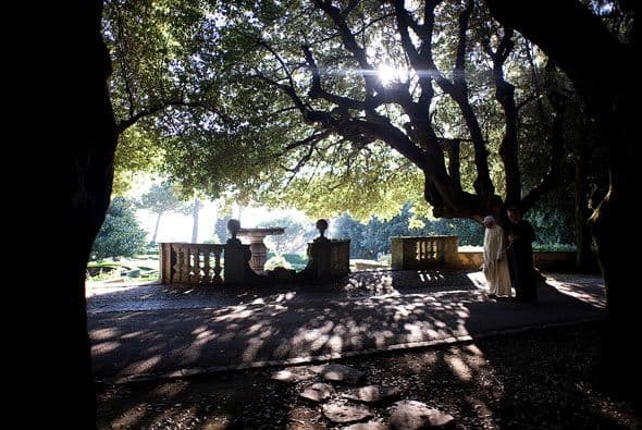 Además el palacio se distingue por la gruta artificial construida en la boca del cráter que forma el lago Albano.