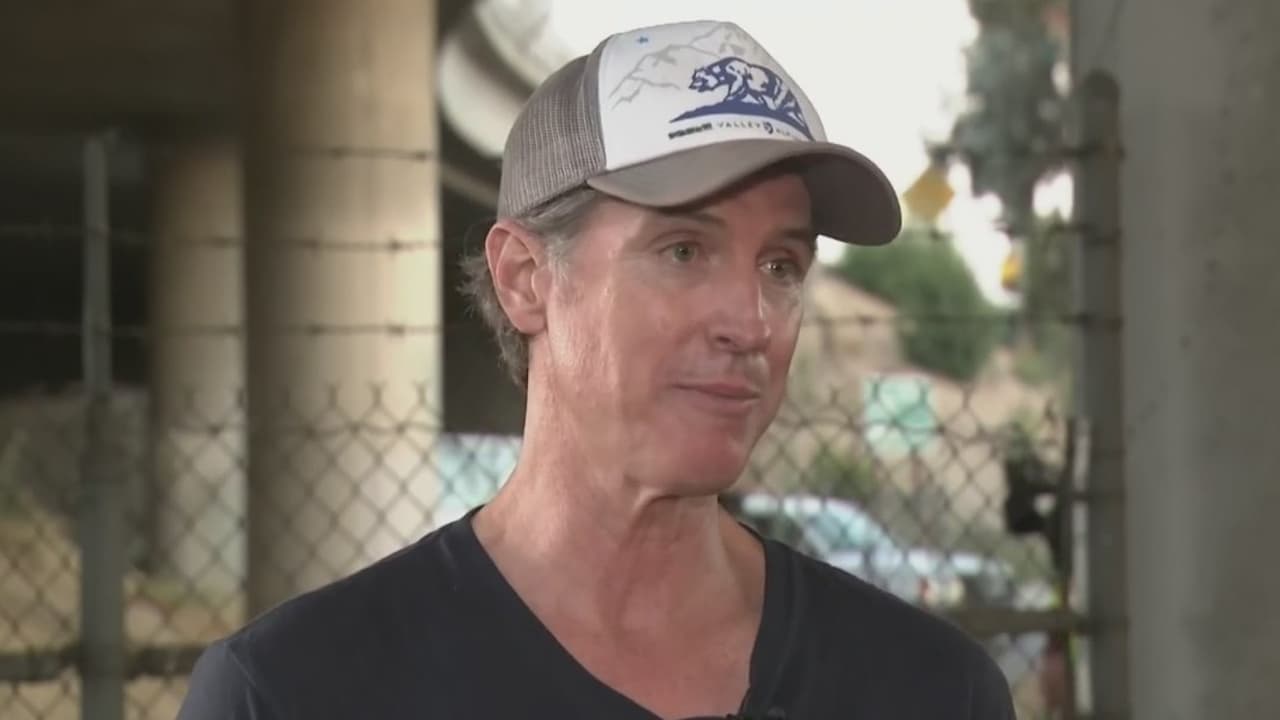 <a href="https://www.univision.com/temas/gavin-newsom">Gavin Newsom</a> se refirió a los peligros y denuncias que se han recibido en Lancaster, pero aseguró que la amenaza se extiende a muchas zonas del norte de California. Agregó que se trata de un problema que va más allá del tráfico ilegal de drogas, por lo que ha solicitado ayuda del gobierno de EEUU. "Estamos muy cerca de empezar a ver cuerpos colgando de puentes en nuestras carreteras", indicó el alcalde de Lancaster.