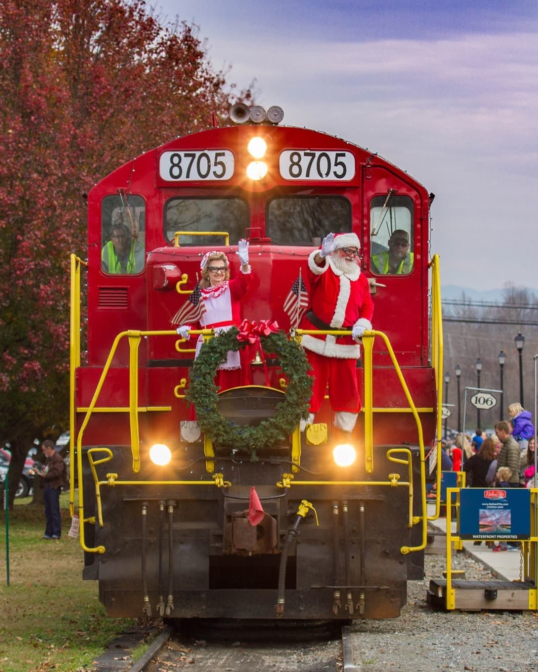 <b>Blue Ridge</b>. Disfruta del Blue Ridge Holiday Express en Navidad. Escucha un cuento de Navidad, canta villancicos y conoce a Santa Claus. También hay paseos en el pabellón durante el día y la noche, que son recorridos más largos y una oportunidad de encontrarse con Santa en el pabellón. Si no puedes hacer el viaje en tren, mira a Papá Noel y a la Sra. Claus antes durante Light Up Blue Ridge el 26 de noviembre de 2022, la iluminación oficial del árbol de Navidad en Blue Ridge.
<br>
<br>
<b><a href="https://goo.gl/maps/EvRHgVassLVWecat6">Cómo llegar</a></b>