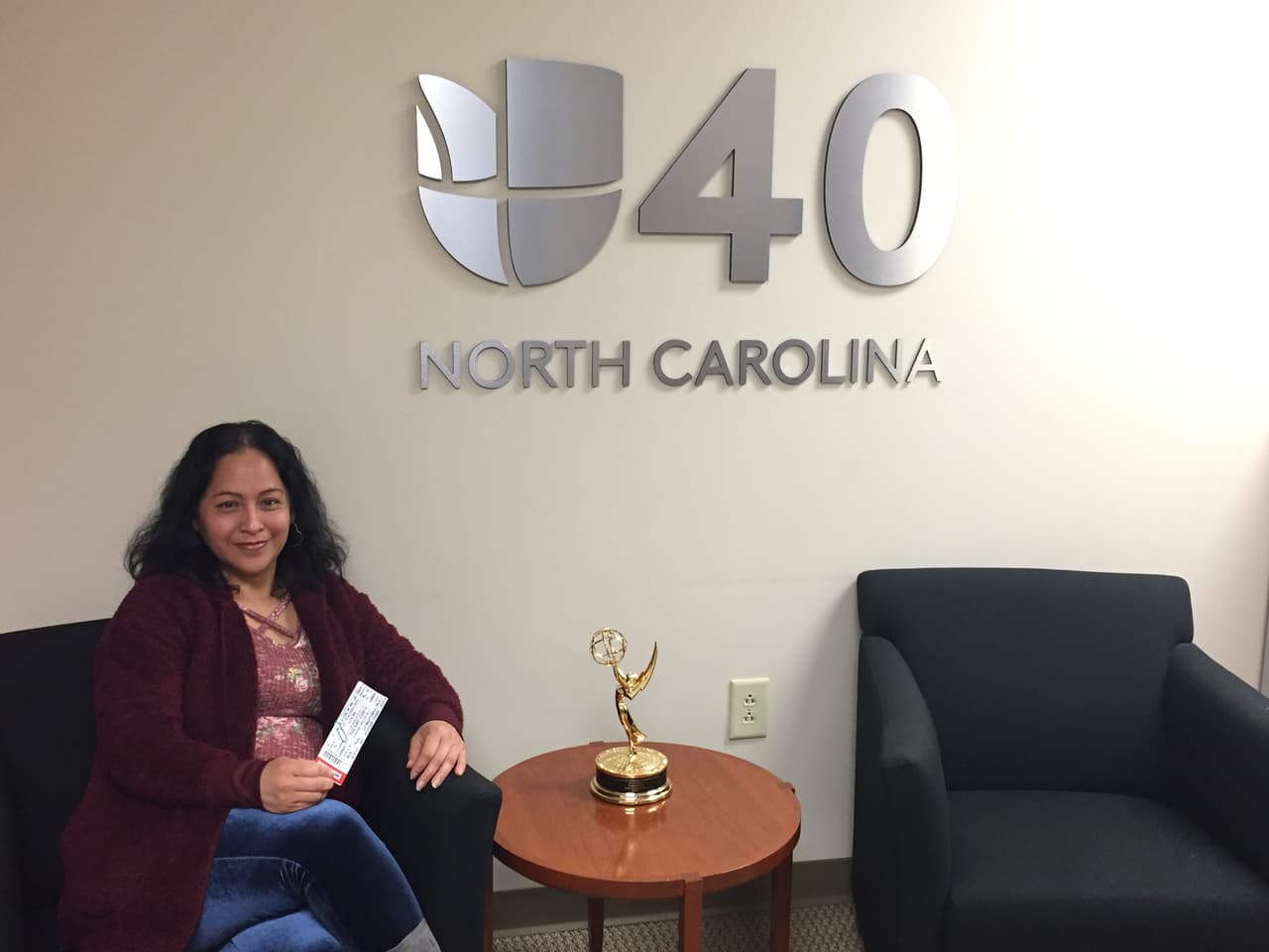 Una de las ganadoras de los boletos para asistir al concierto de Gilberto Santa Rosa en Raleigh