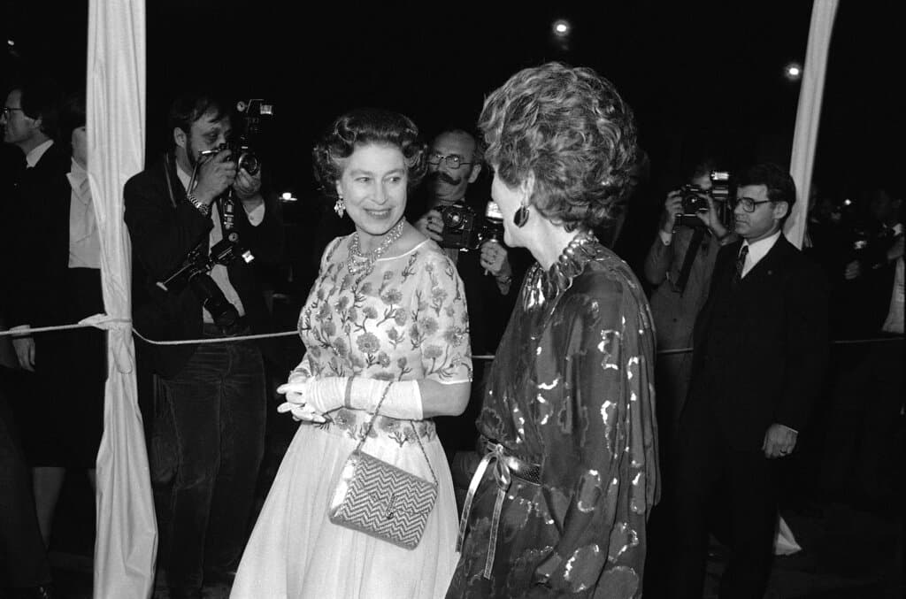 Registros en la biblioteca Ronald Regan, en Simi Valley, detallan que la reina quería llegar en su buque a las costas de Santa Bárbara y reunirse con la familia presidencial en el Rancho Del Cielo. Sin embargo, una tormenta cambió los planes de su majestad.
<br>
<br>