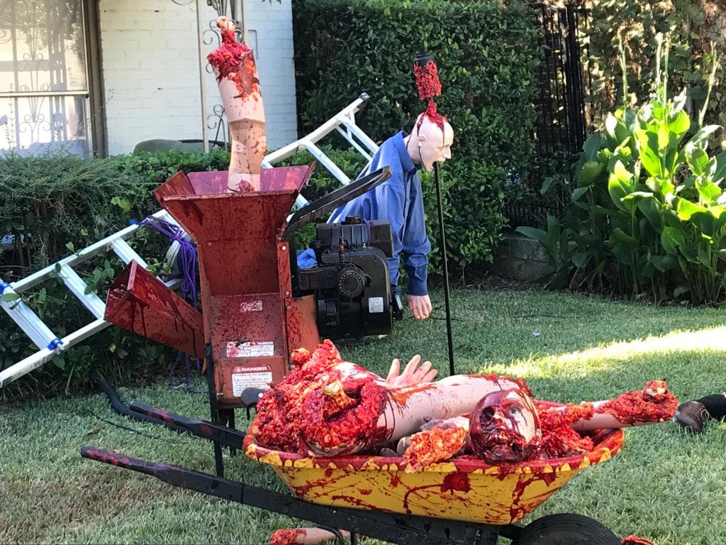 Las imágenes muestran pedazos de cuerpos desmembrados y personas ensangrentadas.
<br>