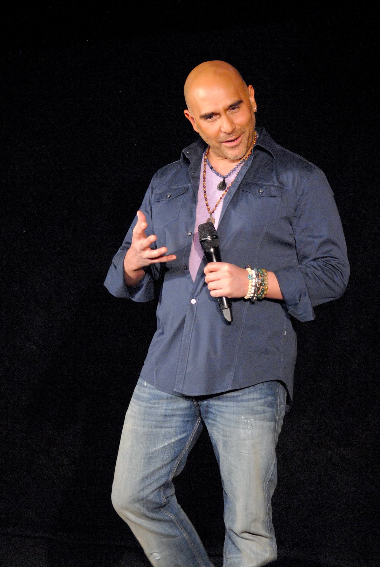 "Ya entendí muchas cosas, mis parejas por ejemplo han pensado que he sido egoísta por no hacer lo que ellas quieren, me gusta mi espacio y al igual que ellas pensé que era un asco de persona, pero ya entendí que no, que simplemente vivo encerrado en un mundo y las personas que quieran estar cerca de mí tienen que adaptarse a mi manera de vivir", reveló al 
<a href="http://diariobasta.com">'Diario Basta!'</a>.