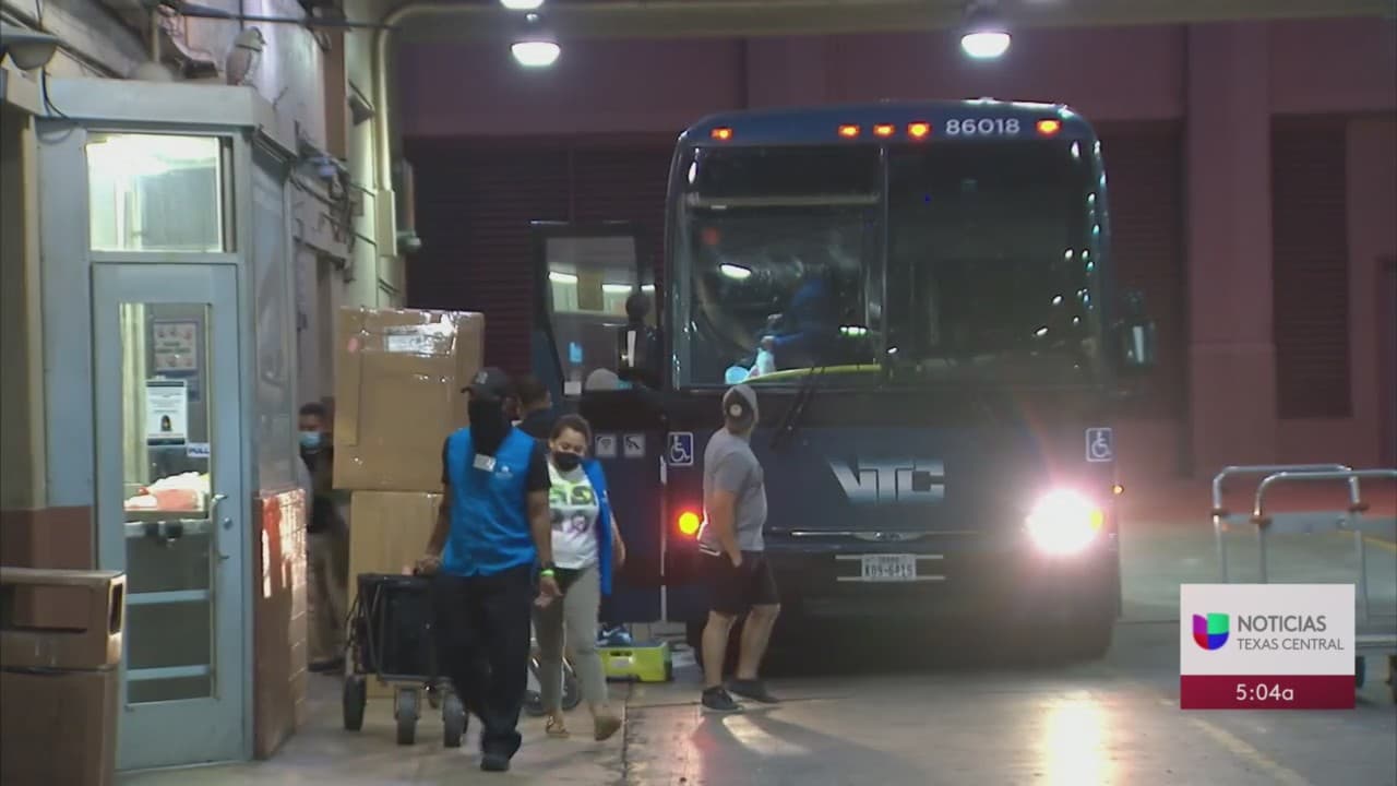 Cientos de migrantes llegan a San Antonio a sólo horas después de que se declarara un estado de desastre en la frontera