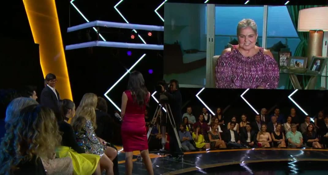 Además aseguró que las latinas tienen la fortaleza para salir adelante de las adversidades: "
<b>Fui una mujer muy sobajada</b>, me robaron, me ultrajaron, me pisotearon, me usaron, pensando así por el ejemplo que tuve de mi mamá, pero 
<b>Dios me dio la fortaleza para poderme levantar y darme cuenta de que yo sola podía salir adelante</b>. Creo que es importante saber que uno tiene la inteligencia y la fortaleza, no importa las circunstancias que la mujer tenga, la latinoamericana en general, sí podemos cambiar".