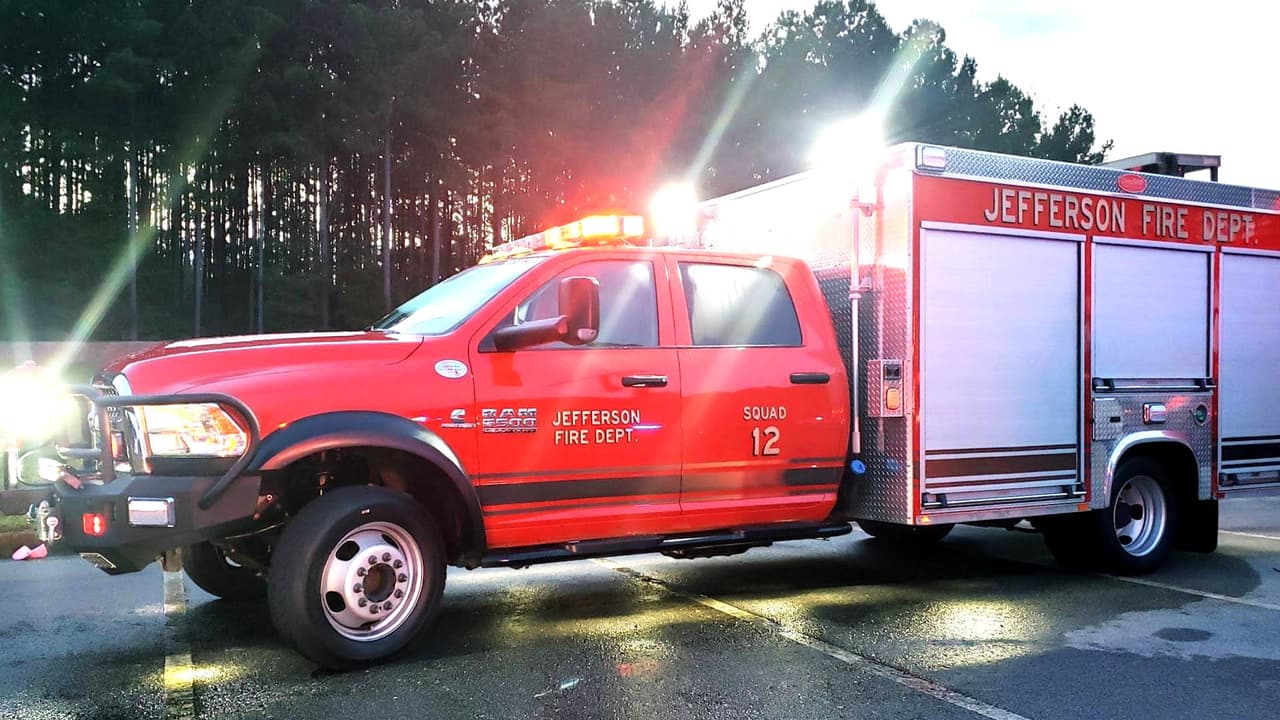 Mueren dos adolescentes hispanas en accidente frente a mercado de pulgas de Georgia