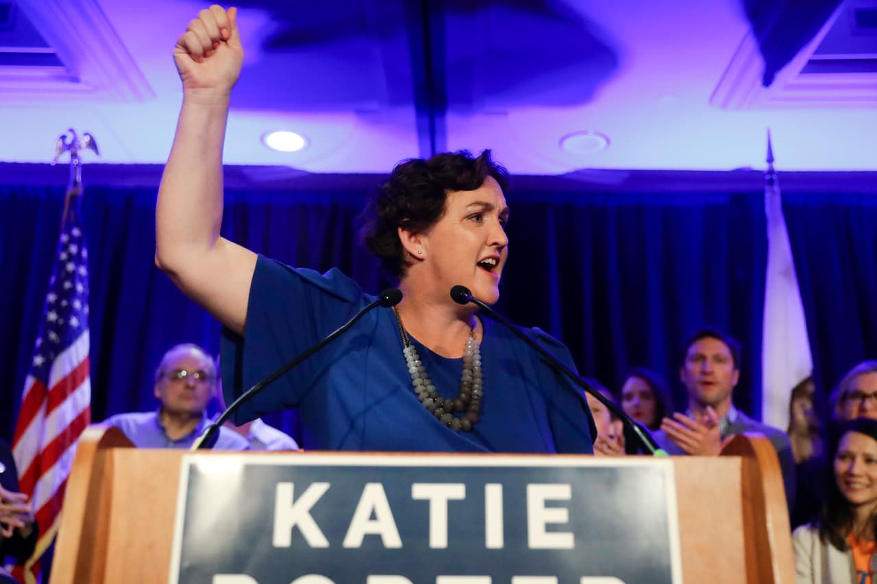<b>Rep. Katie Porter</b>
<br>"Después de semanas de estudio, deliberación y conversaciones con las familias del Condado de Orange, he decidido apoyar una investigación de juicio político del Presidente", dijo Porter en el video en 2018.
<br>