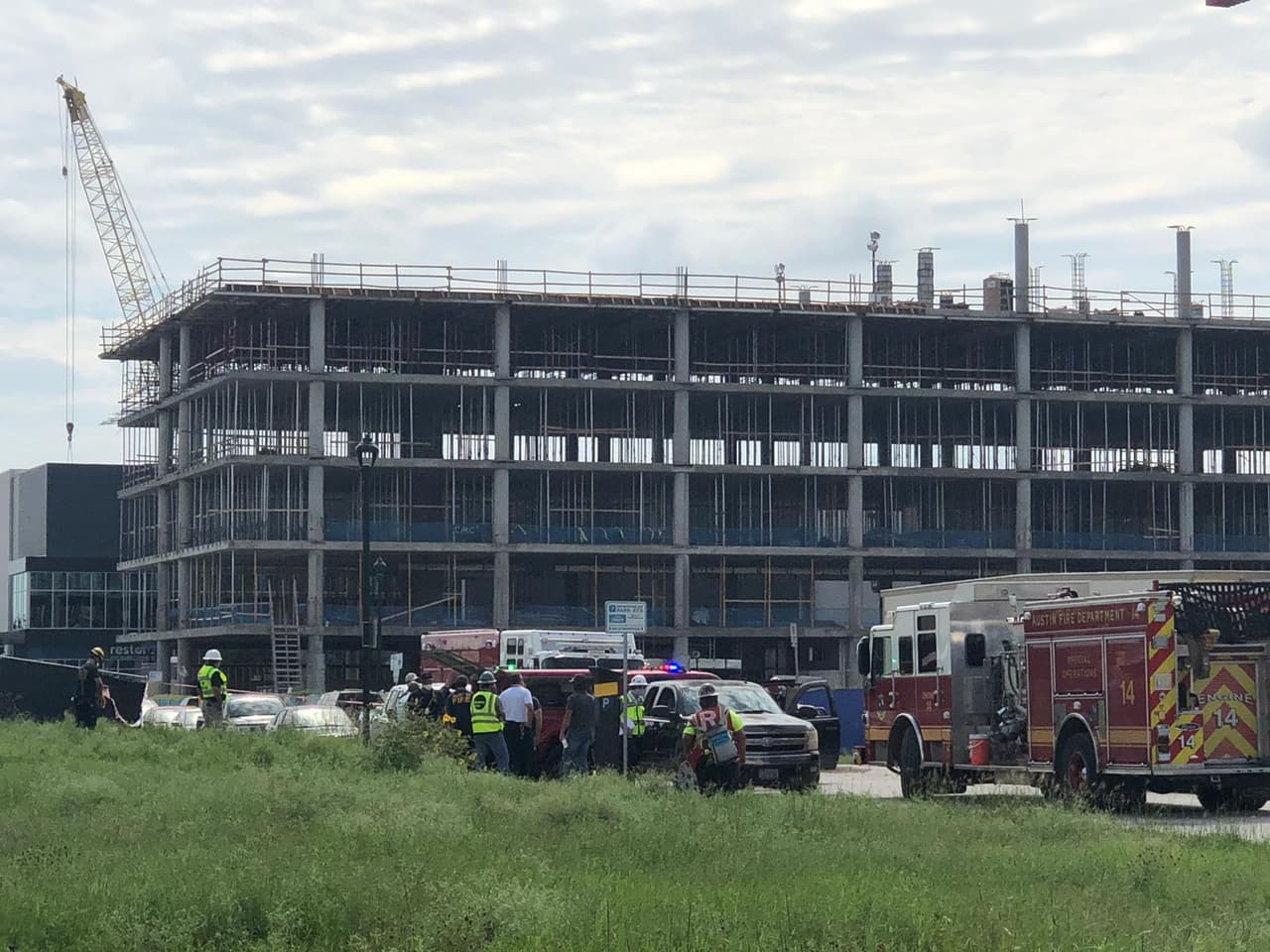 Al momento no se sabe por qué chocaron las grúas. Según las autoridades, el área no es considerada segura debido a que hay preocupación por vientos.