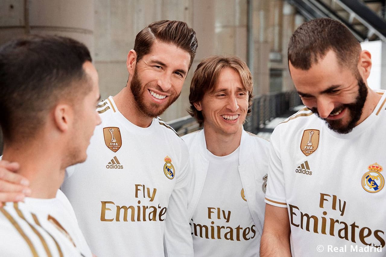 Ya es oficial: el Real Madrid vuelve a combinar su blanco tradicional con los detalles dorados como aquella playera de la temporada 2011/12. Este jersey, muy sencillo, fue presentado por los jugadores del primer equipo en las redes sociales del club.