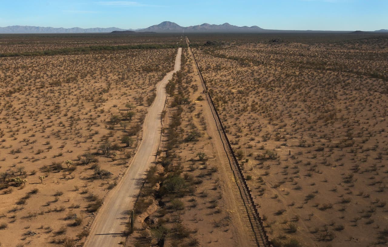 <b>Desierto de Sonora, Arizona. </b>Cerca de medio millón de hectáreas fueron protegidas por Bill Clinton con la designación del Monumento Nacional del Desierto de Sonora. Estas áridas tierras de flora y fauna adaptadas a la sequía y el calor, se extiende al sur de Arizona y continúa hacia México. 
<br>
