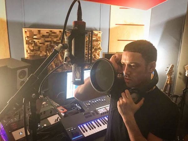 El problema entre el cantante y A.B. Quintanilla se dio cuando en 2008, surgieron rumores de que Pee Wee abandonaría a los Kumbia All Starz para comenzar su carrera como solista.