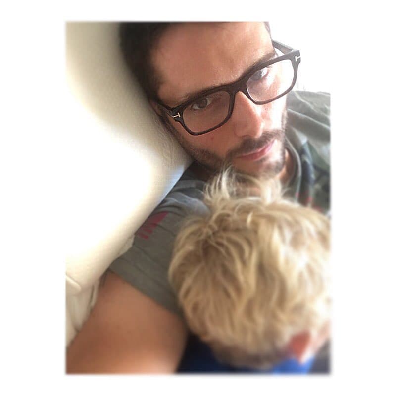 En la telenovela será Teodoro, el ginecólogo de un pueblo, con una personalidad contenida, noble y generosa. Y aunque es de los mejores partidos, no se le conoce ninguna novia formal, pues desde muy temprana edad su corazón le pertenece a su gran amiga Flor.