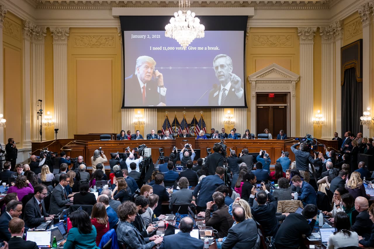 Comité del 6 de enero recomienda acusar criminalmente a Trump por cuatro cargos relacionados con la violencia en el Capitolio