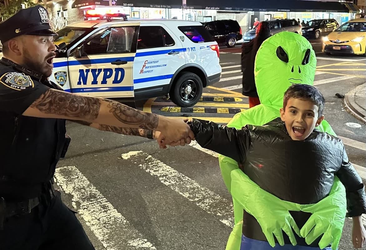 Ante el número récord de asistentes, el Departamento de Policía de Nueva York (NYPD) desplegó 2,000 oficiales entre la multitud, así como unidades caninas y equipos antiexplosivos.