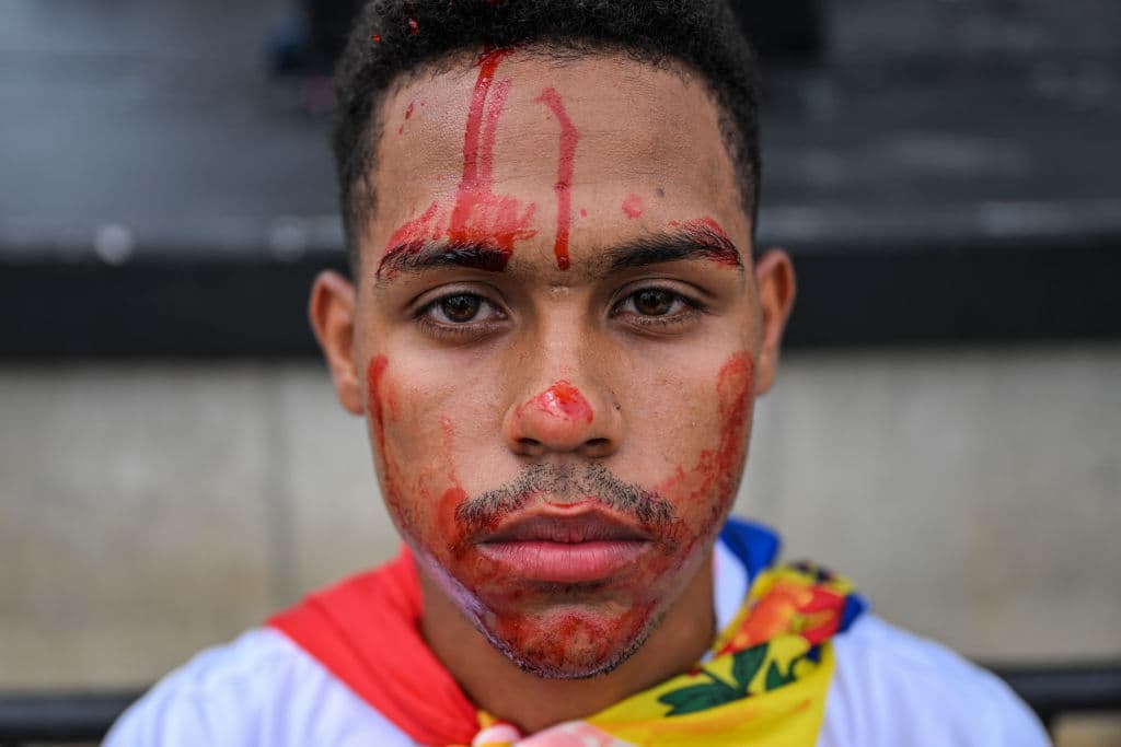 Frede Miles Jr. se pintó la cara de rojo, como si fuera sangre, para asistir a la movilización.