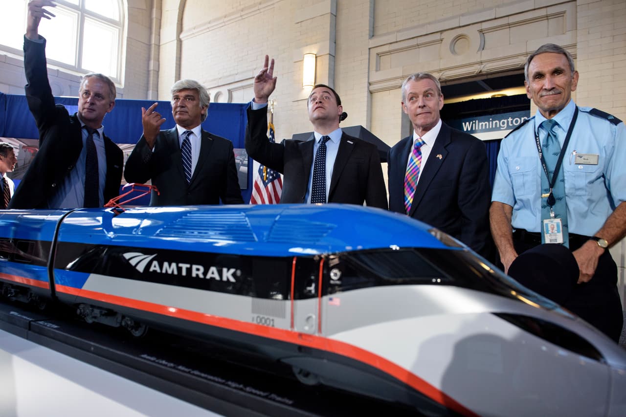 El tren Acela, que recorre el corredor del noreste conectando Boston, Nueva York y Washington, está realizando inversiones en sus vías para mejorar su velocidad.
